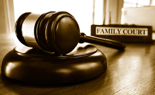 Soudce je právní kladívkem a Rodinný Soud štítek's legal gavel and Family Court nameplate